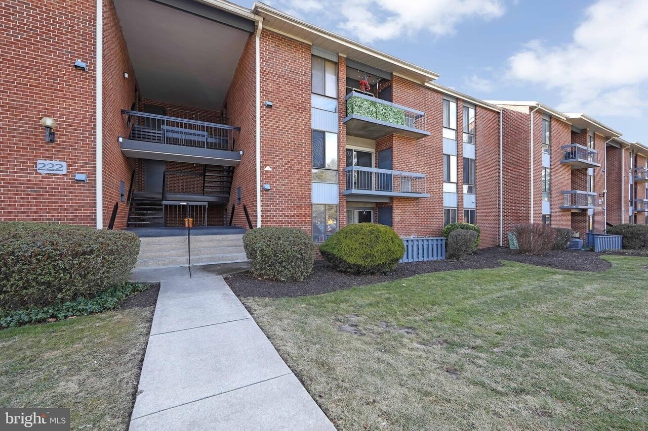Building Photo - 222 Echelon Rd