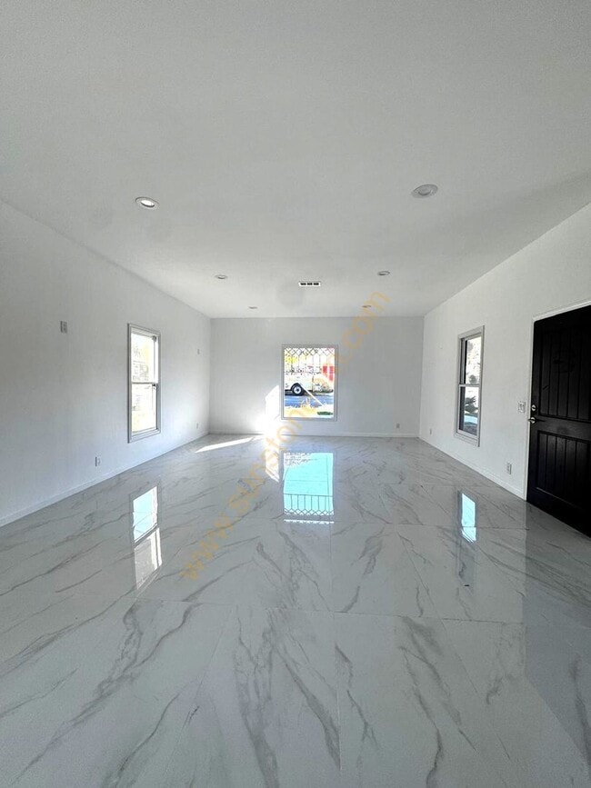 Building Photo - 696 E 9th St