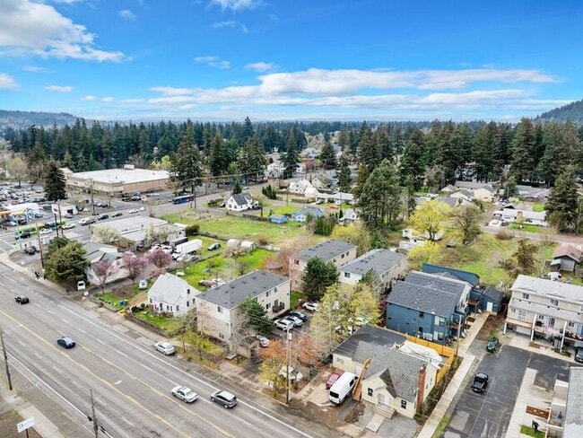 Building Photo - 2 bedroom 1.5 bath Condo! Washer and Dryer in unit!!