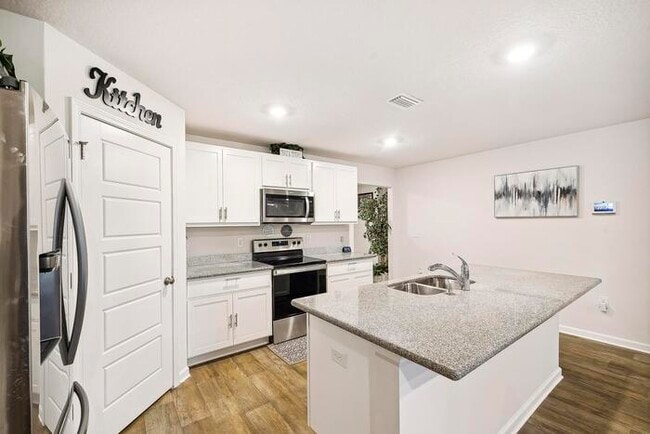 Building Photo - Updated and Move In Ready 4/2 in Cantonment