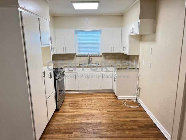 Building Photo - Spacious 2/1/1 in Oak Cliff For Rent!