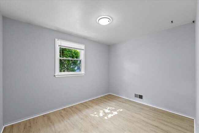 Building Photo - "Spacious 5-Bed Home with Granite Accents ...