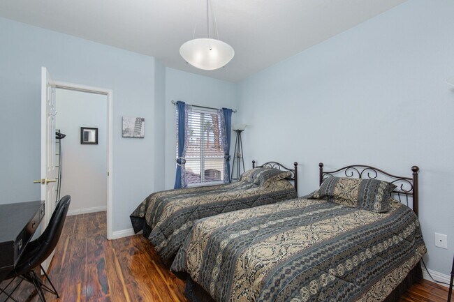 Building Photo - Fully furnished luxury 3br townhome with garage in gated Summerlin community