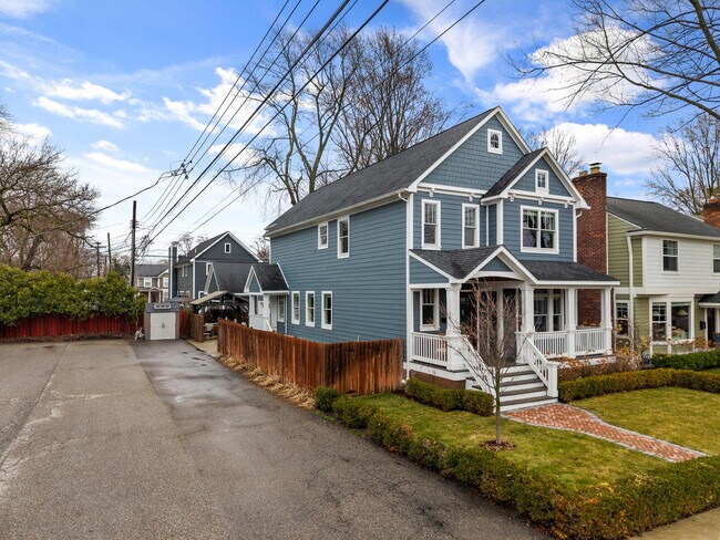 Building Photo - 819 Irving Ave
