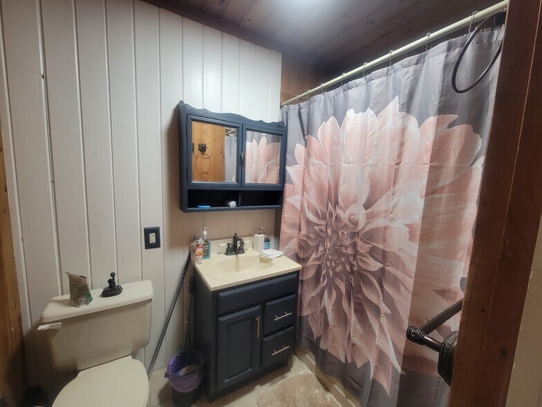 Full Bathroom - 22 Loughlin Dr