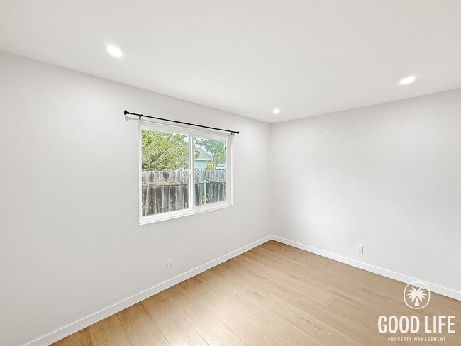 Building Photo - Comfortable 3B/1BA Home in Mira Mesa with Backyard, In-Unit Laundry and Garage