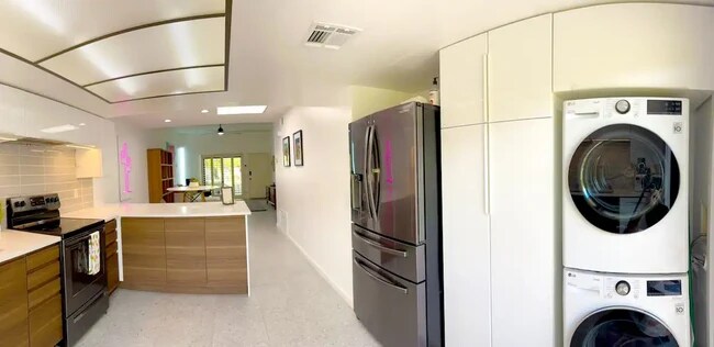 Building Photo - 2303 Los Patos Dr