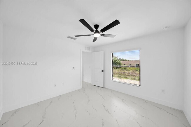 Building Photo - 4985 Fairway Ct