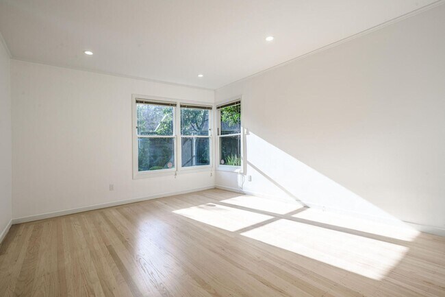 Building Photo - Beautiful 3 Bedroom / 2 Bath Single Family House in Burlingame!