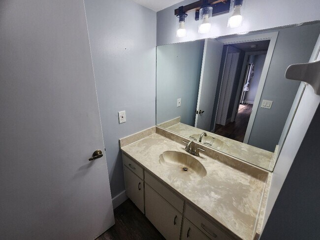 Building Photo - Charming Townhome in Cedar Dunes