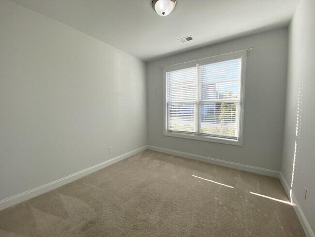 Building Photo - Spacious, Four Bedroom, Ranch Style Home!