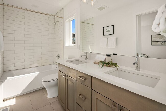 Building Photo - 4bd/3.25 Kirkland Home