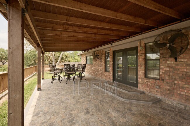 Building Photo - 1813 Lazy Lake Dr