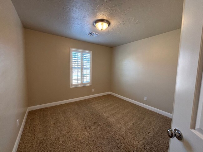 Building Photo - SPACIOUS TOWNHOME FOR RENT!