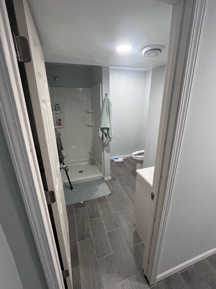 Building Photo - 522 Newton Ave N