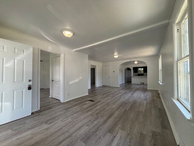 Building Photo - 202 N Scenic Ave