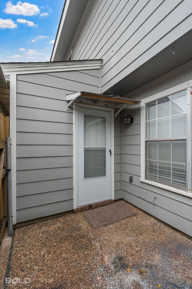 Building Photo - 3 bed 2 bath Town House