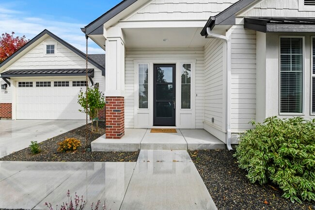 Building Photo - 23 W Arnaz St