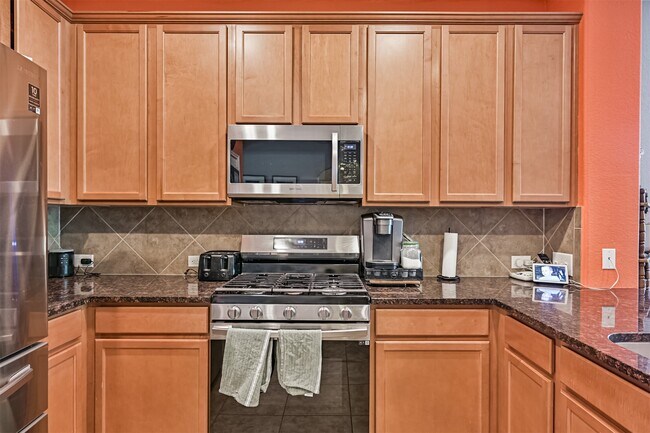 Building Photo - 2411 Lakecrest Town Dr