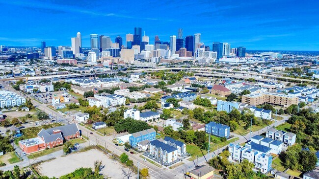 Building Photo - 2524 Live Oak St