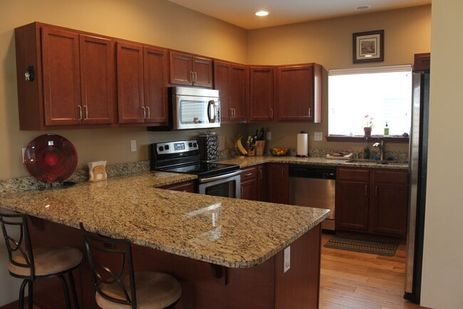 Building Photo - 341 Holland Ave