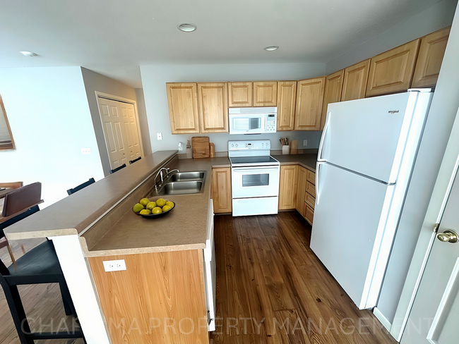 Building Photo - WALK IN LEVEL 2 BD, 1 BA CONDO WITH WOOD F...