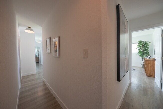 Building Photo - 3914 Somerset Dr