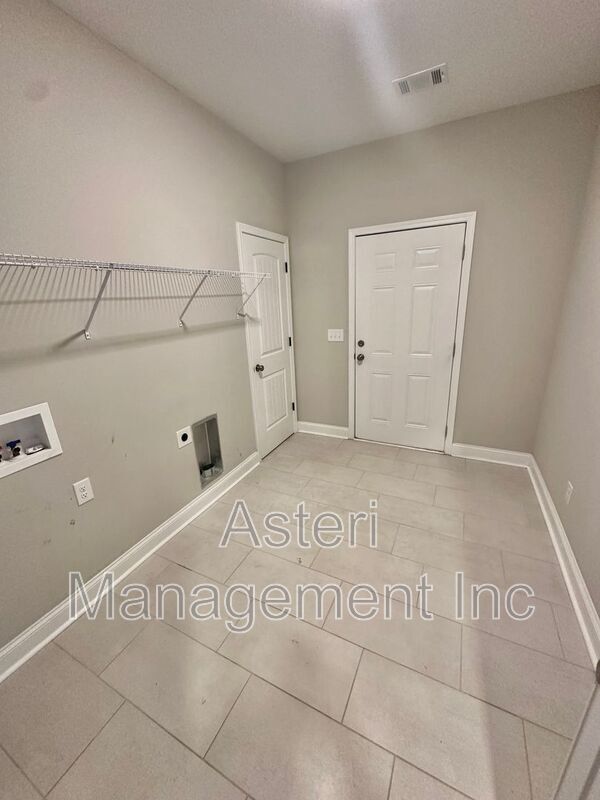 Building Photo - 113 Lasso Drive