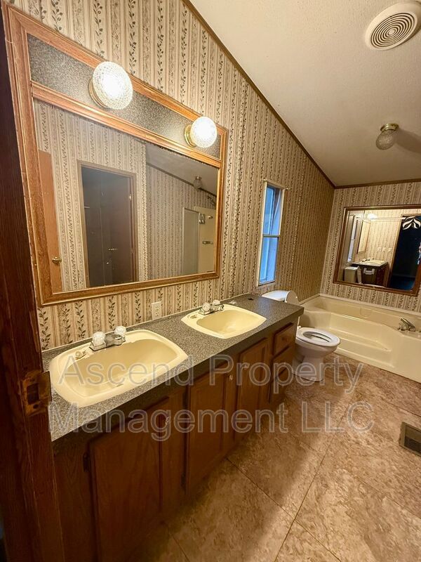 Building Photo - 8831 Nelson Rd