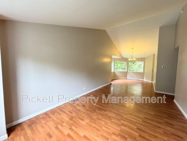 Building Photo - 1081 NE Shadybrook Ct