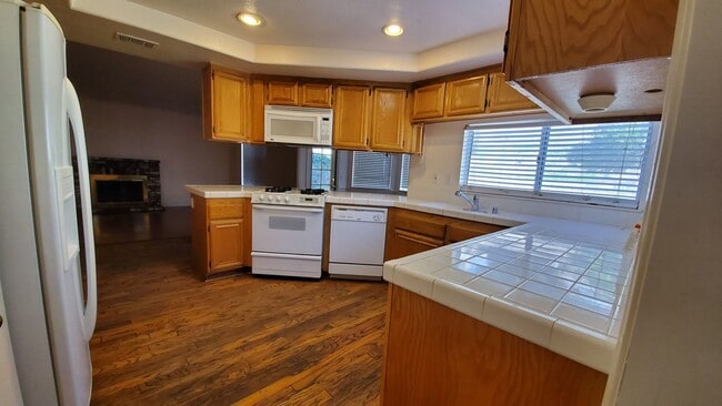 Building Photo - ( ( ( BEAUTIFUL 4 BEDROOM 3 BATH HOUSE!!! ...