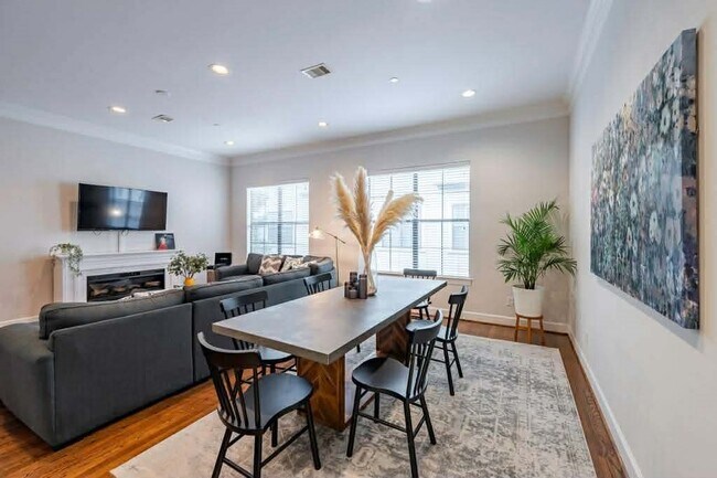 Building Photo - 2210 Mid Ln