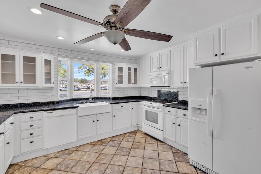 Building Photo - 4220 Los Coyotes Diagonal