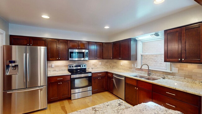 Building Photo - 707 Sir Walter Cir