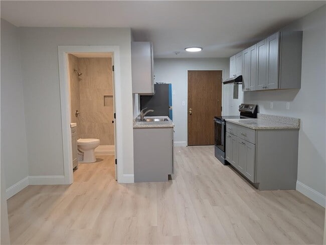 Building Photo - 420 Woodward Rd