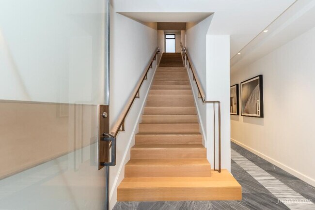 Building Photo - 17 Guy Pl