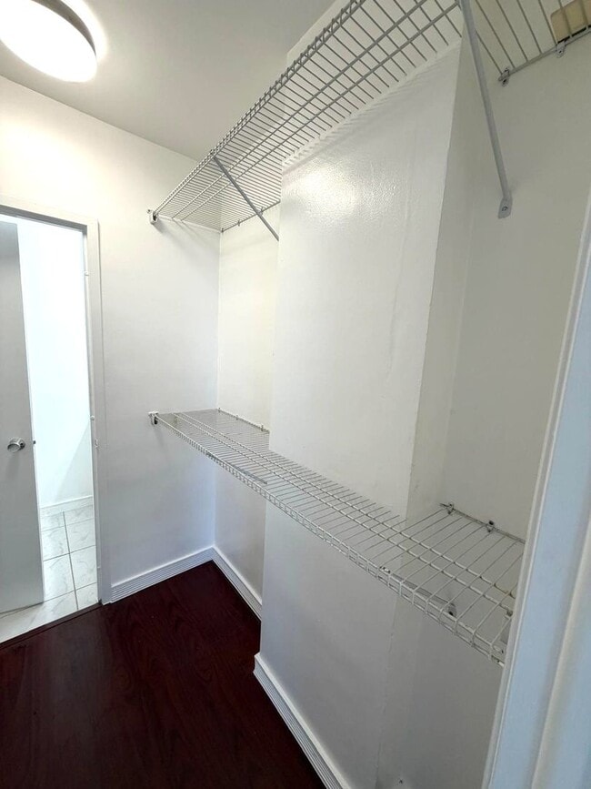 Building Photo - Live where Lincoln Road meets the Ocean in a full service resort-style condominium in South Beach!