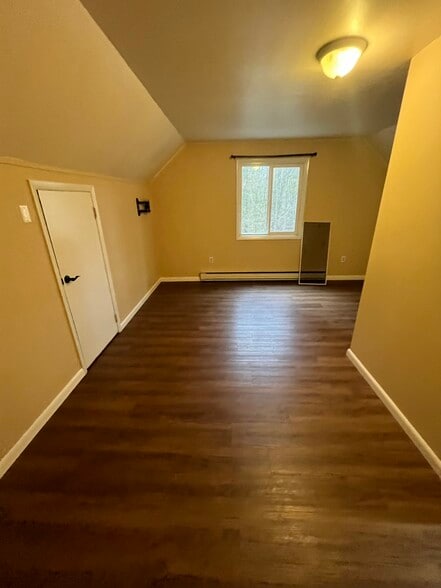 2nd bedroom - 1010 Eisenhower Way