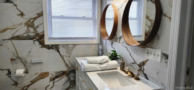 Building Photo - 150 E Walnut St