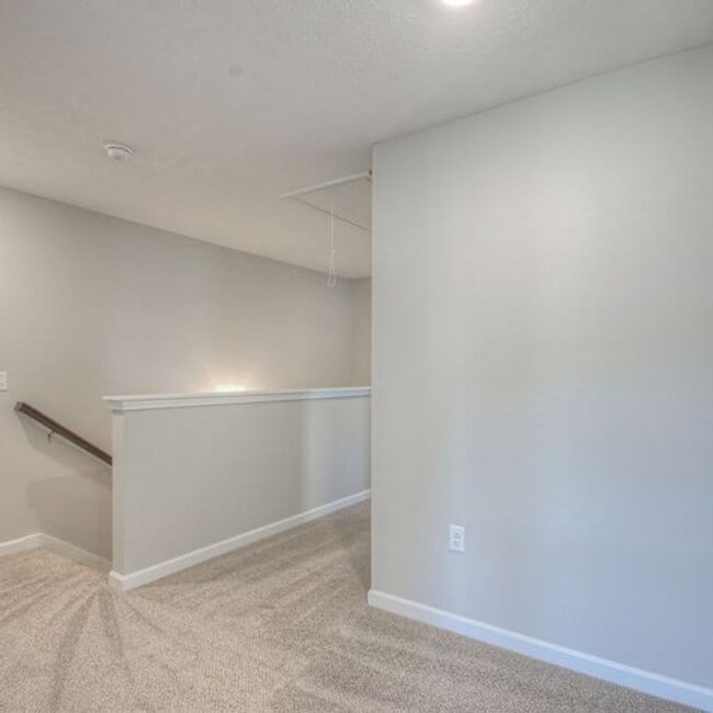 Building Photo - Upgraded, Luxury Townhouse