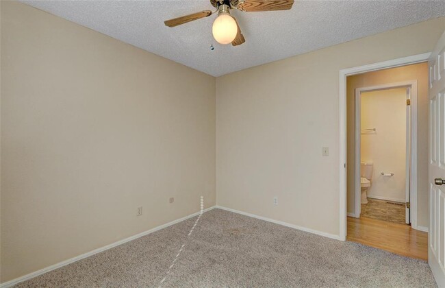 Building Photo - 841 N Robinson Ave