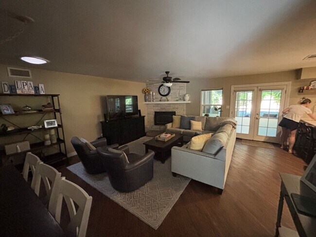 Building Photo - Beautiful 3 Bedroom / 2 Bathroom Home in S...