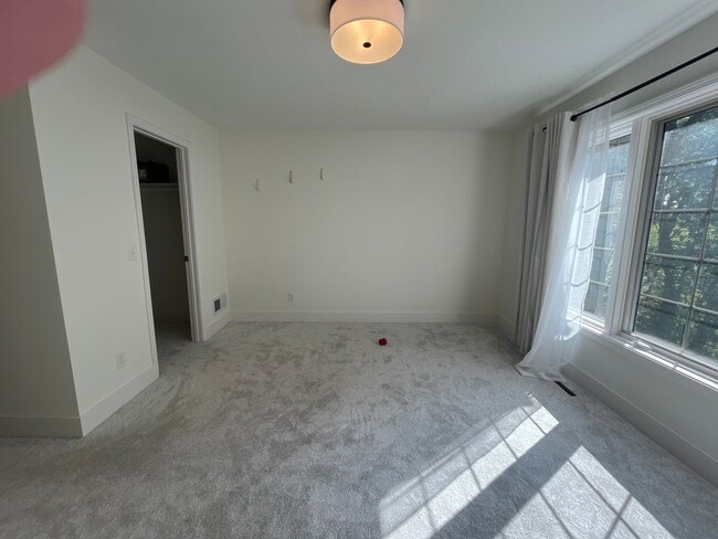 Building Photo - Welcome to this updated townhome in Northe...