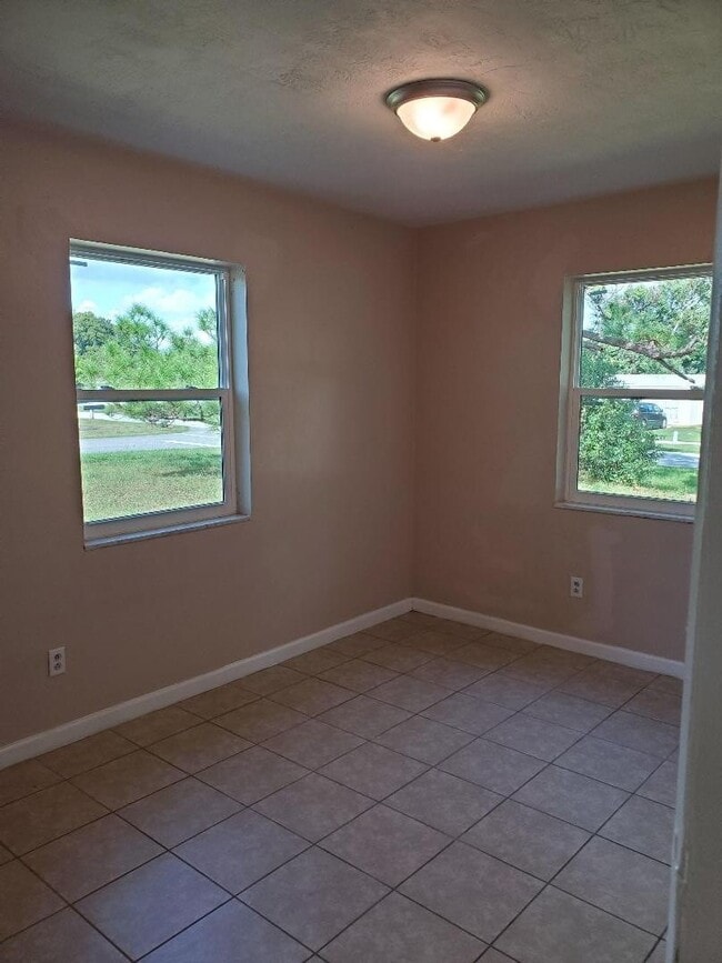 Building Photo - 3 Bed 1 Bath Home | Pet Friendly | Washer Dryer Hook Ups | Section 8 Welcome