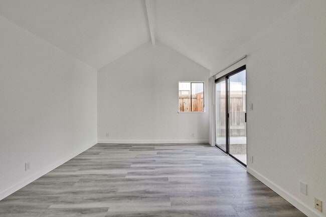 Building Photo - Welcome to this 3 bedroom 2 bath Just updated Townhome located in South San Jose.