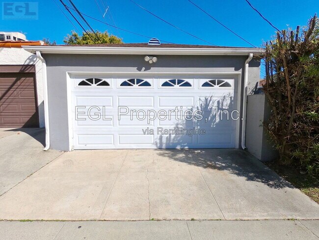 Building Photo - 10749 Wellworth Ave