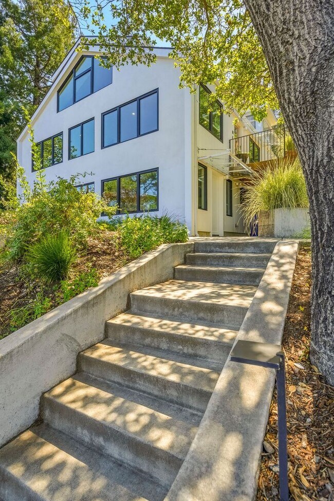 Building Photo - Beautifully Remodeled 4BR + Office Mill Valley Home — Furnished, Private 3/4-Acre Setting, Walk t...