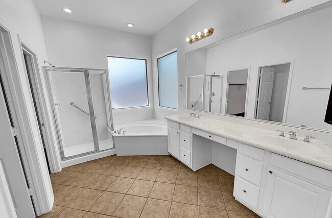 Building Photo - 7236 W Paradise Ln