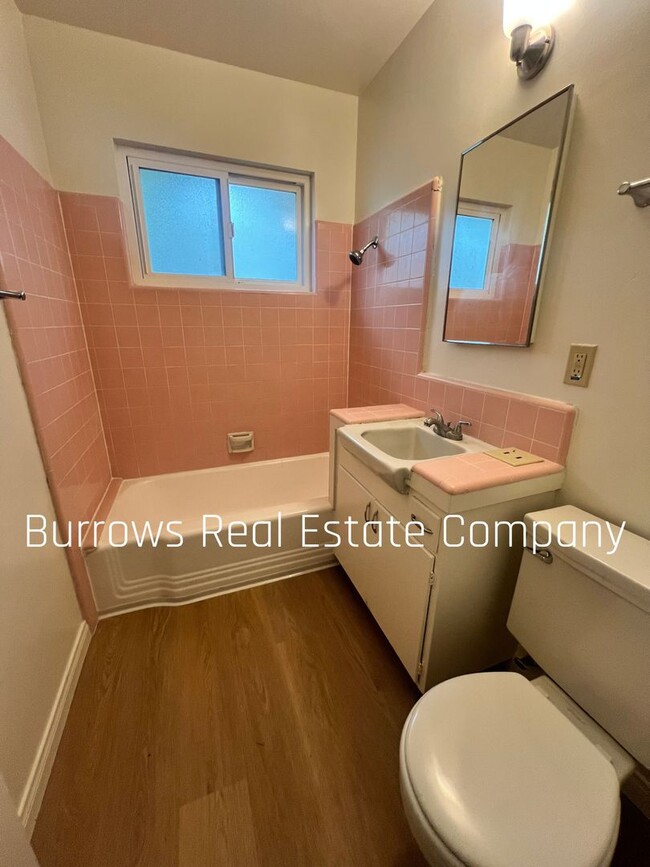 Building Photo - Ventura - Two bedroom, one bath single sto...