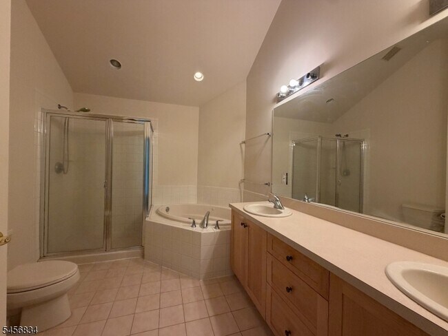 Building Photo - 117 Crown Ct